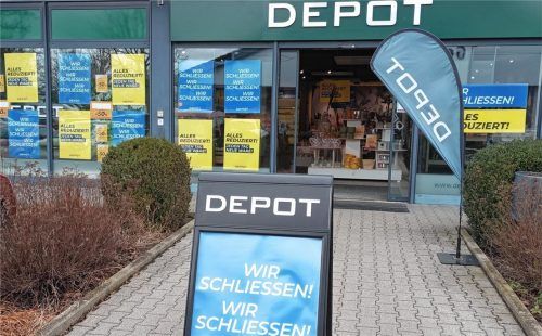 Vor dem Geschäft und an den Schaufenstern wird es zwar groß verkündet. Doch auf OVB-Anfrage will Depot „keine Angaben“ zur Schließung der Filiale im Kolbermoorer Herto-Park machen. Foto Weinzierl