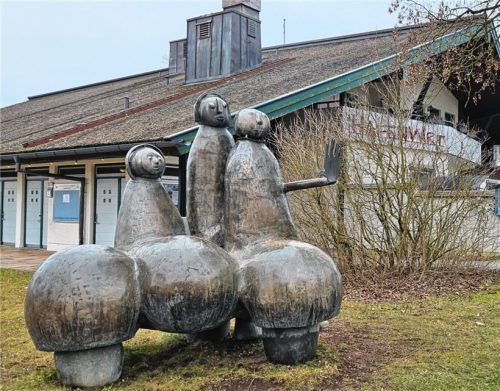 Vor dem „Hafenwirt“ in Seebruck: Kirchners fröhlich-naive „Mondfahrer“ – natürlich im Jahr der Mondlandung 1969 geschaffen.Fotos gärtner