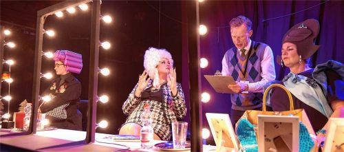 Vorbereitungen vor dem Schminkspiegel: (von links) Frau Margot, Frau Leila und Frau Imelda mit Übersetzer Gottfried Saalmeister, der zwischen die Fronten gerät.Foto Flamm