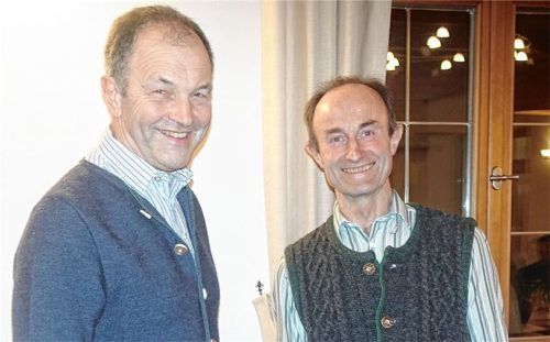 Vorsitzender Albert Niedermayer (rechts) bedankt sich mit einer Urkunde bei seinem Vorgänger Hans Rauch für dessen 25-jährige Vorstandstätigkeit. Foto  Hötzelsperger