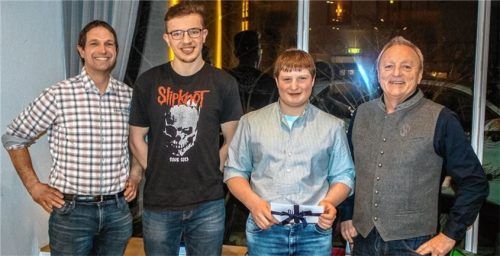 Vorsitzender Peter Niedermeier (rechts) ist stolz auf die drei deutschen Meister Marinus Baumann (Zweiter von rechts), Franz Eder (links) und Lukas Mayer (Zweiter von links) in den Reihen des SVO. Foto stache