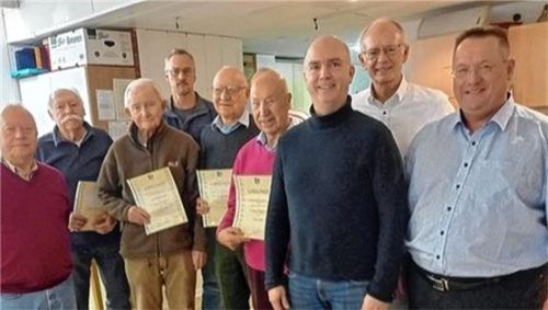 Vorsitzender Roland Bründl (Zweiter von rechts) und der neu gewählte Zweite Vorsitzende Dr. Andreas Brandmaier (Dritter von rechts) mit den langjährigen Mitgliedern, die im Rahmen der Versammlung geehrt wurden. Foto re