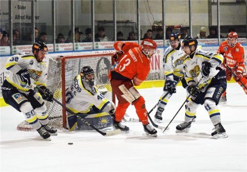 Waldkraiburgs bester Mann: Torwart Christoph Lode verteidigte das EHC-Tor wie ein echter Löwe. Foto Paolo Del Grosso