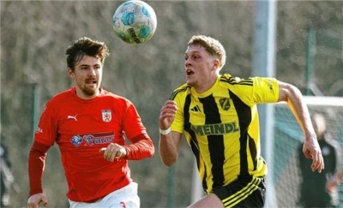 Wasserburgs Felix Breuer (links) im Laufduell mit Kirchanschörings Doppelpacker Jonas Kronbichler.Foto mb.presse