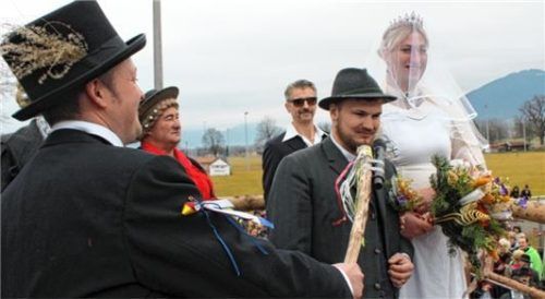 „Weil i muaß!“, gelobte „Cholerus Lackus Ausrichterix“ (Zweiter von rechts) vor behördlichen Zeugen, die Ehe mit „Vikzenzia Siloriachnix Kniapipifix“ einzugehen.