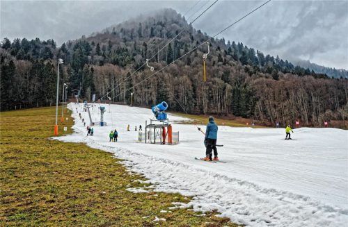 Weiße Pisten und grüne Wiesen. Wird dieses Bild, wie hier in Ruhpolding, das neue Normal? Foto IMAGO/Rolf Poss