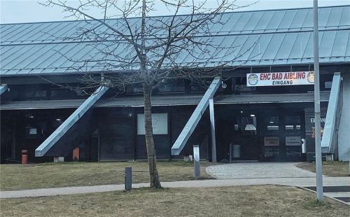 Wenn die Saison am 23. März endet, geht es ans Eingemachte: Die Eislaufhalle wird bis auf die nackte Betonhülle entkernt. Foto Lagler