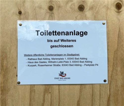 Wer vor den verschlossenen Toiletten steht, bekommt den Hinweis, wo die nächsten öffentlichen WCs zu finden sind.