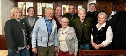 Wurden für ihre langjährige Mitgliedschaft geehrt: (von links) Christine Banjai, Manuela Banjai, Johann Hasenkopf, Helmut Leberfinger, Maria Hasenkopf, Alexander Hamann, Jakob Leberfinger, Karl Banjai sowie Lisa Knoll.Foto re