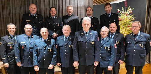 Zahlreiche Ehrengäste und Jubilare: (oben von links) KBM Werner Meier-Matheke, Vorsitzender Rainer Eichner, Bürgermeister Richard Richter, Kommandant Sepp Schöpfer, Feuerwehrreferent Andreas Riedl sowie (unten von links) KBR Richard Schrank, KBI Max Goldbrunner, Christian Heimgartner, Andreas Seidl, Bernhard Auer, Georg Schöpfer, Clemens Pritzl und Hans Brandl. Foto re