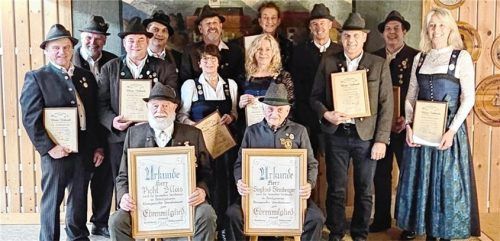 Zahlreiche Ehrungen gab es zu vermelden: (Vorne, sitzend) die beiden neuen Ehrenmitglieder Alois Pichl und Sigi Steinberger senior; (erste Reihe stehend, von links) Sigi Steinberger, Andreas Steinberger, Ilse Heinrich, Annemarie Heinrich, Alois Heinrich und Heidi Vordermayer sowie (hintere Reihe, von links) Zweiter Schützenmeister Thomas Bachmann, Gauschützenmeister Bernhard Brehmer, Klaus Ofner, Christine Furtner, Georg Furtner und Schützenmeister Sepp Staudacher. Foto Hötzelsperger