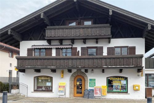 Zentral gelegen, ist die Kufsteiner Straße 35 in Bad Feilnbach für viele Bürger der optimale Standort für die Postfiliale. Doch das Geschäft von Bernd Huber, in dem sie seit Ende 2020 untergebracht ist, schließt Ende Februar. Foto Lagler