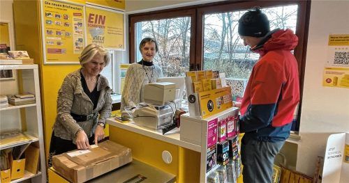 Ziehen Schlussstrich: Ladenbesitzerin Annemarie Wittmann (rechts) und Rita Leberfinger (links) im Eine-Welt-Laden mit Postfiliale in Riedering. Am 31. März sperrt der Laden zu.Foto kirchner