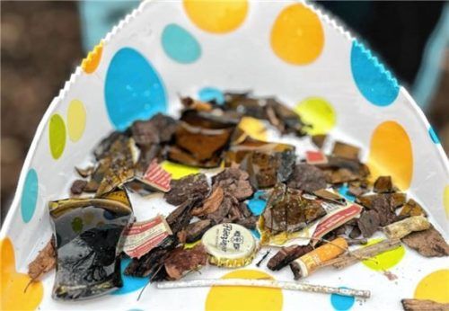 Zigarettenkippen, Kronenkorken und Glasscherben finden sich auf dem öffentlichen Spielplatz.