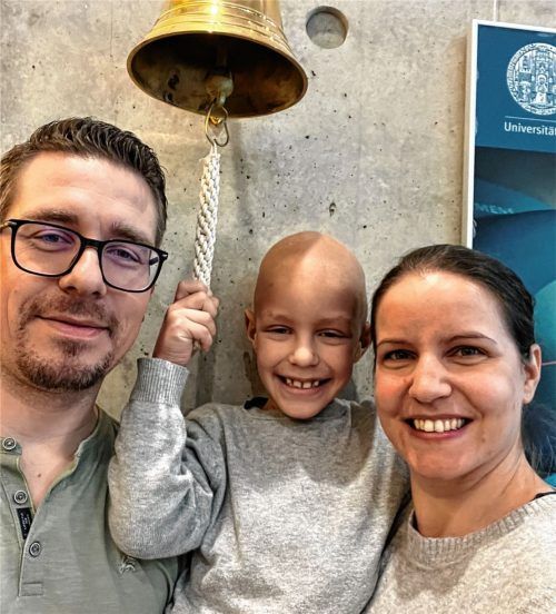 Zum Abschluss seiner Strahlenbehandlung durfte Maxi im Beisein seiner Eltern eine Schiffsglocke läuten. Ein Ritual, welches die Klinik in Heidelberg für alle krebskranken Kinder pflegt, die hier behandelt werden. Fotos Privat