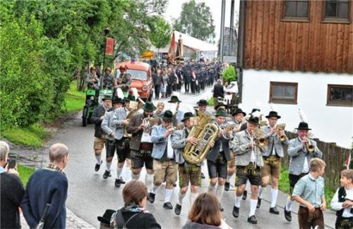 Zur 150-Jahr-Feier der FFW Zaisering durfte ein Festzug nicht fehlen.
