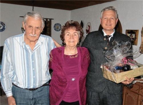 Zur eisernen Hochzeit von Emma und Johann Widmann (links) kam auch Bürgermeister Richard Richter zum Gratulieren. Foto baumann
