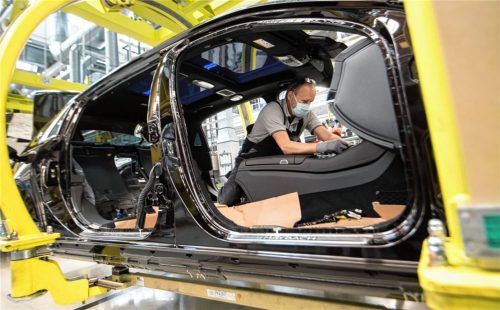 Zur Produktion von Autos sind zahlreiche kleine Bauteile vonnöten, die von sogenannten Zulieferbetrieben hergestellt werden. Auch diese Betriebe leiden unter der aktuellen Absatzkrise in der Automobilindustrie. Foto dpa