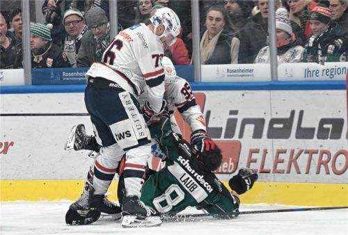 Zwei Ravensburger gegen einen am Boden liegenden Lukas Laub – für den Rosenheimer Angreifer war das Spiel danach beendet.Foto Hans-Jürgen Ziegler