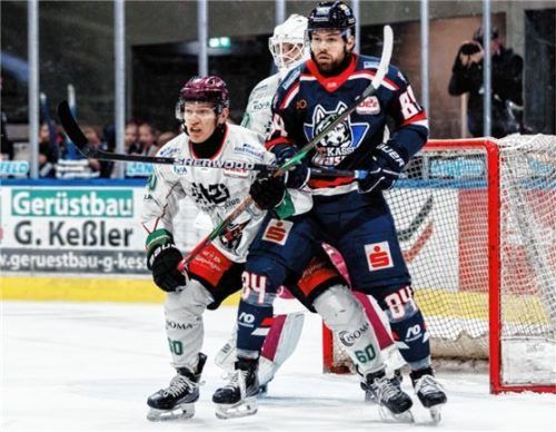 Zweikampf vor dem Rosenheimer Tor: Shane Hanna (links) und Louis Brune, der kurz vor Schluss den Siegtreffer für Kassel erzielte. Foto Jan-Malte Diekmann