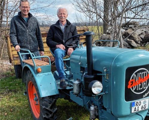 71 Jahre ist der Bulldog von Stadtrat Dieter Bräunlich (rechts) mittlerweile alt. Wenn er ihn für die Kolping-Altmaterialsammlungen nutzt, stellt Georg Niedermeier den Anhänger zur Verfügung.Foto Kotter