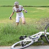 Strade Biance: Selbst ein Sturz stoppt Pogacar nicht