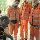 Drei Männer räumen auf