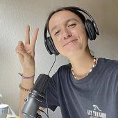 Eine Flugbegleiterin wird Podcasterin