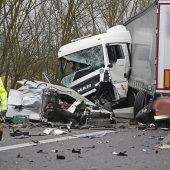 Laster durchbricht Leitplanke