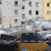 Gerüst fällt auf Autos