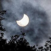 Vorhang auf für die Sonnenfinsternis?