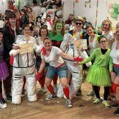Atemlos beim Dorfball mit den „Flotten Lotten“