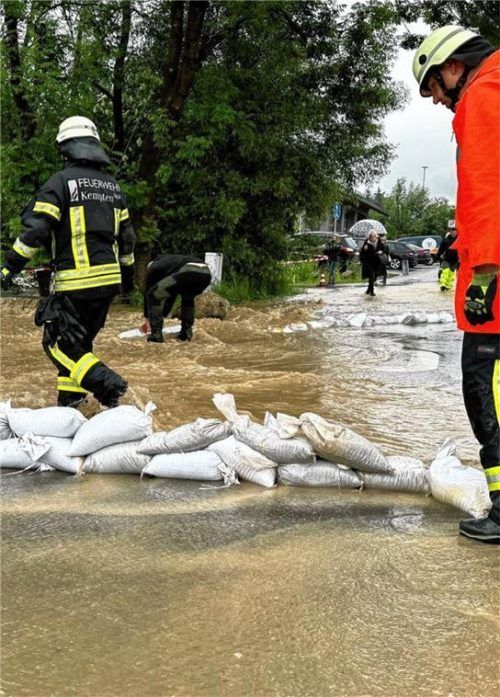 Für vieles bereit sind die Feuerwehren im Landkreis – auch zur Hilfe beim Hochwasser. Doch mit einer geplanten Gesetzesänderung hat Kreisbrandrat Richard Schrank Probleme. Foto Klemmer/dpa
