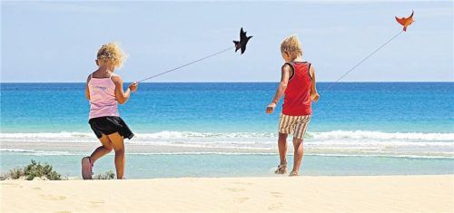 Ab in die Sonne! Auf Kos (u.) oder Mallorca (u. r.) schnuckelige Dörfer erkunden oder auf Fuerteventura (gr. F.) relaxen. Fotos Panthermedia/krause/BojaniJelena/Ruleo/Artush/Romas_PH