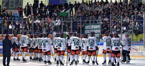 Abschied: Die Starbulls-Spieler bedanken sich bei den mitgereisten Rosenheimer Fans.Foto Julia Peter