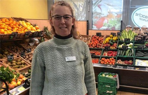 Ährensache-Inhaberin Regina Lüdke steht vor einer großen Auswahl an frischem Obst und Gemüse. Foto Bettinger