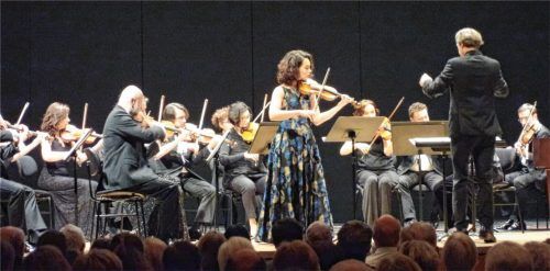 Alena Baeva und das Orchester Sinfonietta Cracovia gestalteten einen interessanten und hochklassigen Abend mit sechs Werken aus der Musikhistorie.Foto friedrich