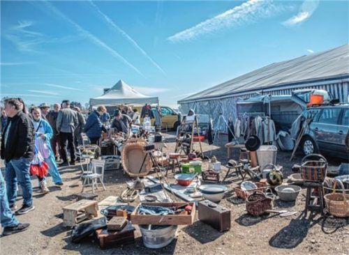Alte Sachen in Mengen gab es beim Biberger Raritätenmarkt. Foto  Stache