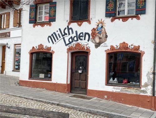 Am ehemaligen Donbeck-Anwesen in Bad Aibling befindet sich das Wandgemälde, das derzeit für Rätselraten sorgt.