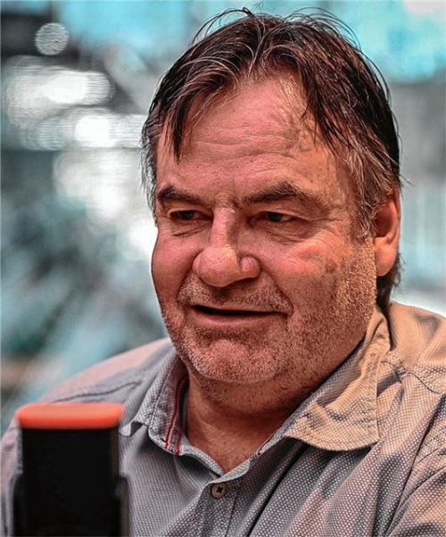 Am Podcast-Mikrofon: Jamie Bartman ist zu Gast in der 64. Folge von „Hart gecheckt“. Foto Marko Aleksic