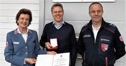 Andreas Lukas (rechts) wird von seinem Arbeitgeber für Einsätze im Malteser Katastrophenschutz freigestellt. Dafür erhielt die Firma Bott Ventiltechnik, vertreten durch Geschäftsführer Nico D. Bott, die Malteser Dankplakette von Stephanie Freifrau von Freyberg, Stadt- und Kreisbeauftragte der Malteser Rosenheim.Fotos Malteser
