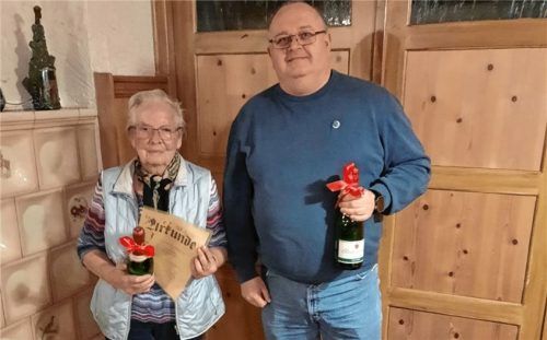 Anna Hellauer, die für ihren Ehemann Hans die Urkunde für 50 Jahre Mitgliedschaft übernahm, und Michael Paukert, der für 25 Jahre Vereinstreue geehrt wurde. Foto Josef Sedlbauer