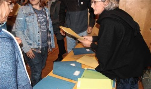 Anstehen bei der Notenausgabe im Kiefersfeldener Pfarrheim.