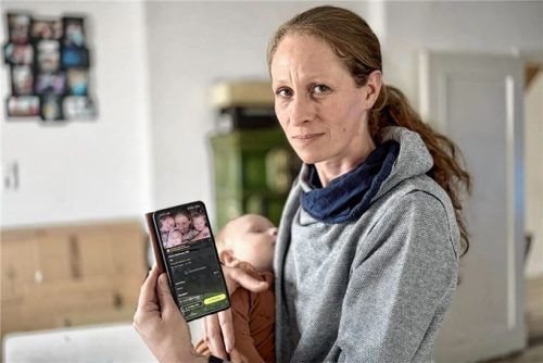 Anya Oehler sucht für ihre drei Kinder, ihren Hund, die vier Katzen und sich dringend eine neue Wohnung. Auf dem Handy hat sie ihre Bewerbungen und über 100 erfolglose Anfragen gespeichert. Foto Jörg Eschenfelder