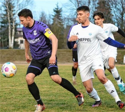 Aschaus Torschütze Johannes Asanger (links) schirmt den Ball vor Tachertings Jan Vukovic ab.Foto mb.presse – Butzhammer