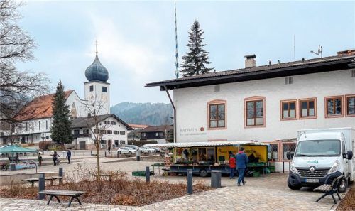 Auch in den Wintermonaten findet der Bad Feilnbacher Wochenmarkt statt – mit einem reduzierten Angebot. Nun hat der Gemeinderat die Gebühren für Stände mit Stromanschluss etwas angepasst. Foto kriechbaumer