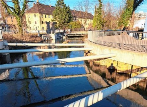 Auch Rosenheim hat seinen Mühlbach, der im Stadtzentrum unterirdisch verläuft. In der Gießereistraße ist das Bachbett geöffnet. Foto höfer