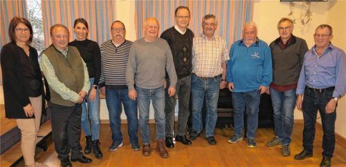 Auf dem Siegerfoto präsentierten sich (von links) Martina Neuhausen von der Marktgemeindeverwaltung, Zweiter Bürgermeister Klaus Christoph, Vera Mayer von der Marktgemeindeverwaltung, Hans Zahler, Berni Goretzke, Franz Widmann, Hardl Braun, Helmut Berlet, Christoph Sauer und Spielleiter Anton Stahuber.Foto baumann