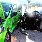 Autos stoßen im Kreuzungsbereich zusammen