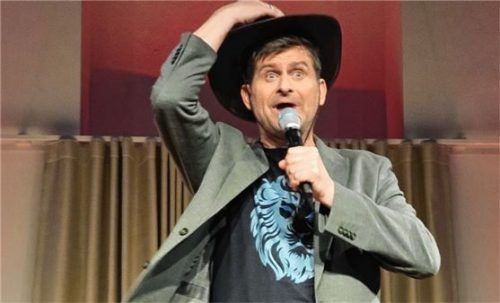 Auf der Suche nach der Männlichkeit: Michael Altinger gibt den Cowboy auf der Bühne der Bruckmühler Kulturmühle. Foto  Fuchs